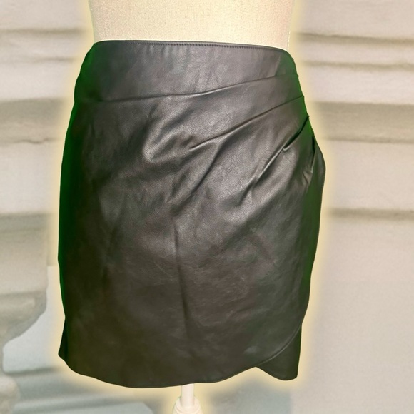 Abercrombie & Fitch Black Vegan Leather Pleated Side Tulip Hem Mini Skirt Sz XS - Picture 13 of 15